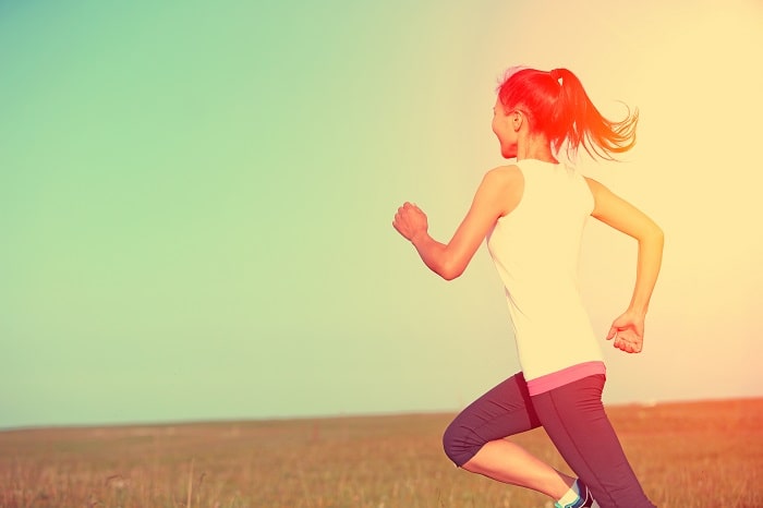 femeie tanara jogging in natura