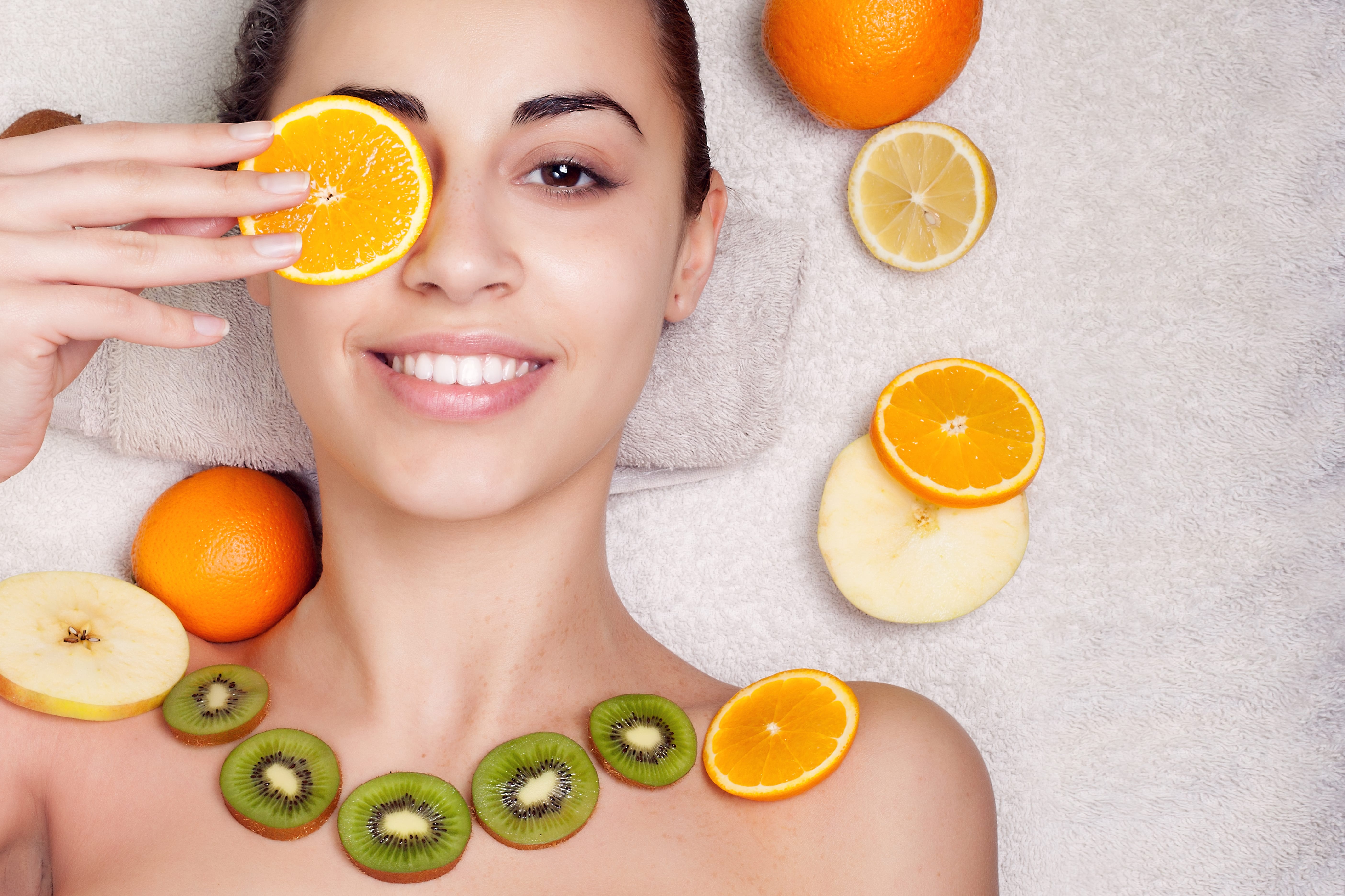 Femeie cu fructe pe ten ingrediente naturale pentru prevenire puncte grasime