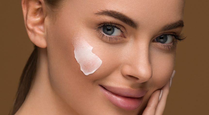 close-up femeie cu ten curat si crema pe față