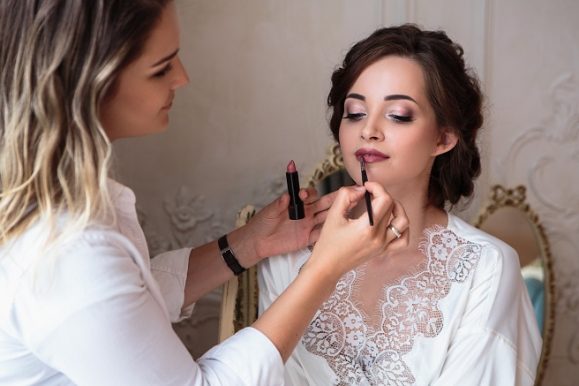 Make-up artist pregateste machiajul unei mirese frumoase inainte de nunta