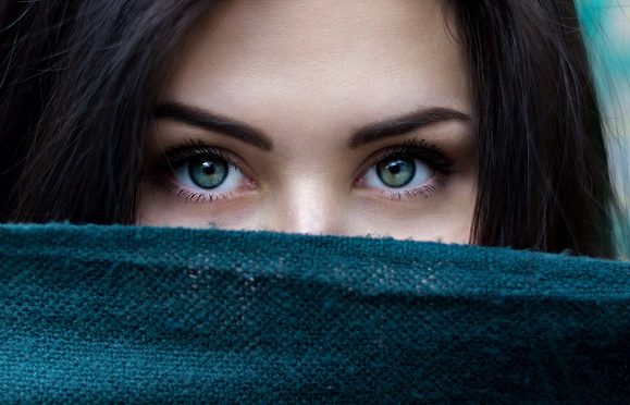 close-up femeie tanara cu ochi verzi