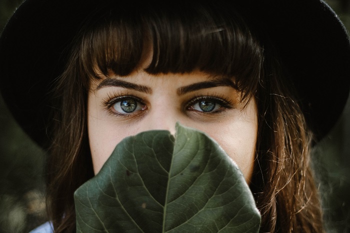 portret de femeie tanara cu ochii verzi 