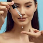femeie cu un produs cu retinol in mana