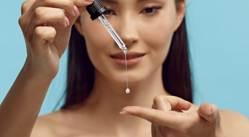 femeie cu un produs cu retinol in mana 