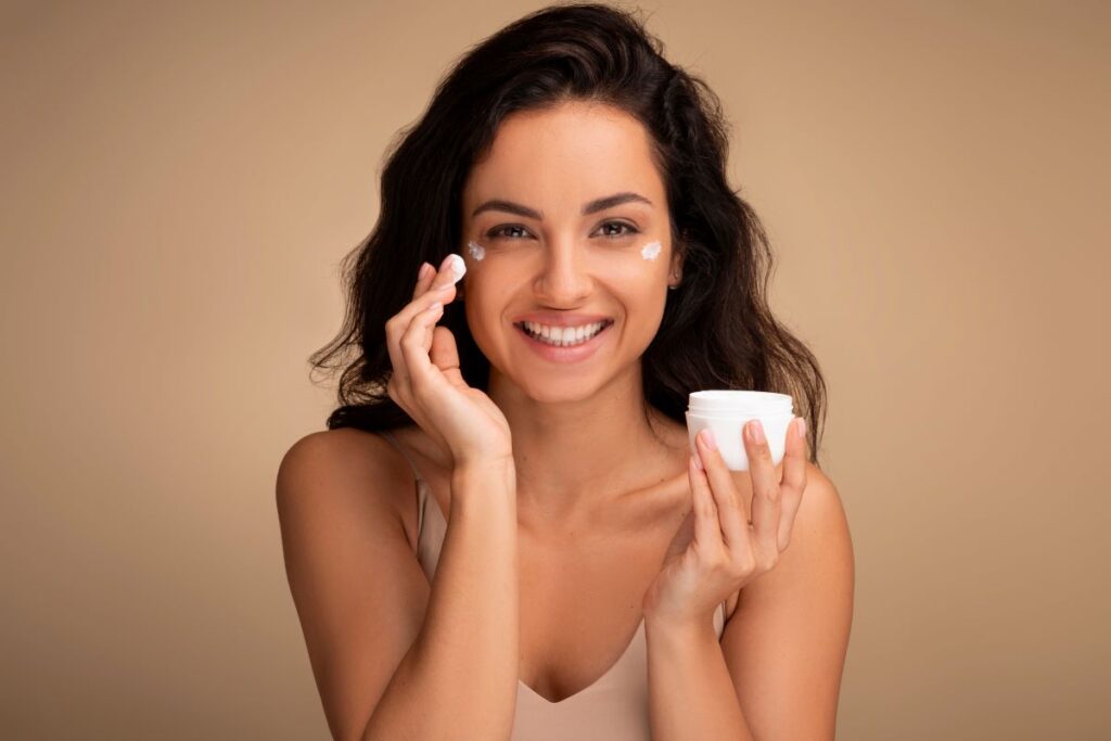 femeie care foloseste crema peptide si retinol