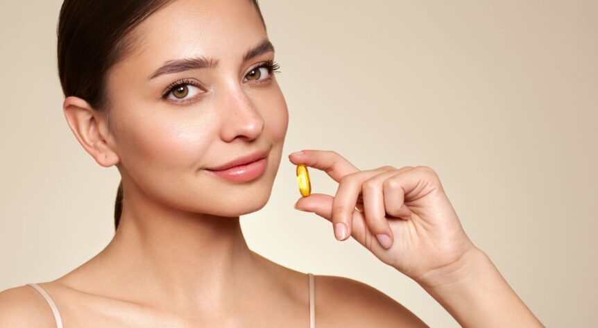 femeie care tine vitamina D in mana