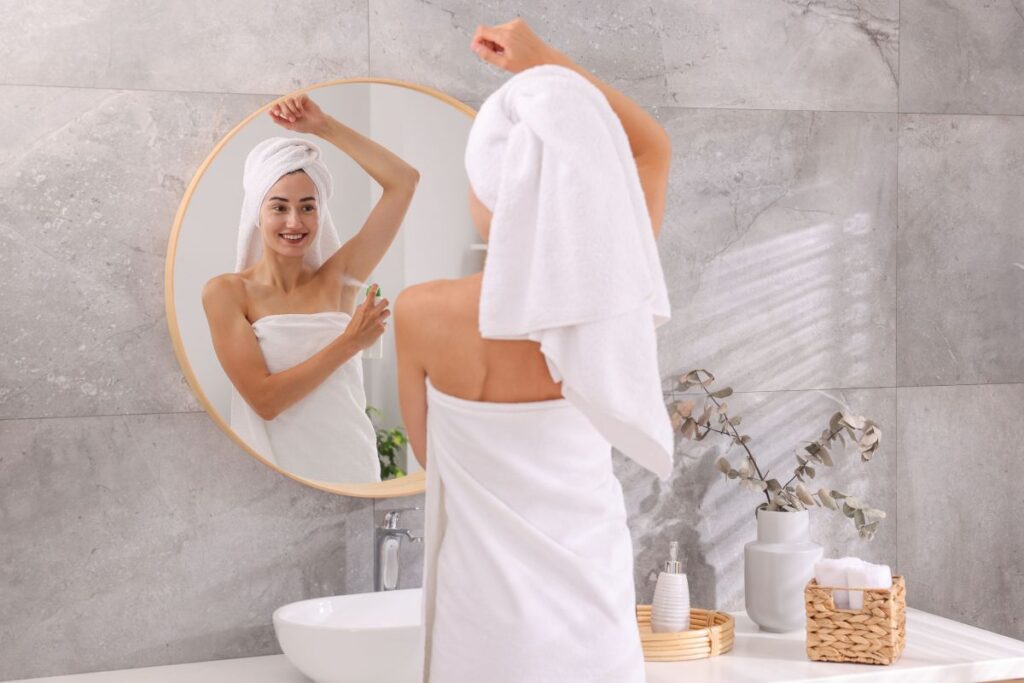 femeie care foloseste deodorant pentru igiena personala