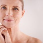 close-up femeie cu ten matur care zambeste; cosmetica, frumusete