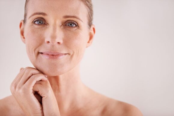 close-up femeie cu ten matur care zambeste; cosmetica, frumusete
