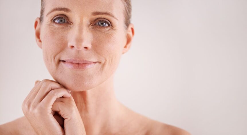 close-up femeie cu ten matur care zambeste; cosmetica, frumusete