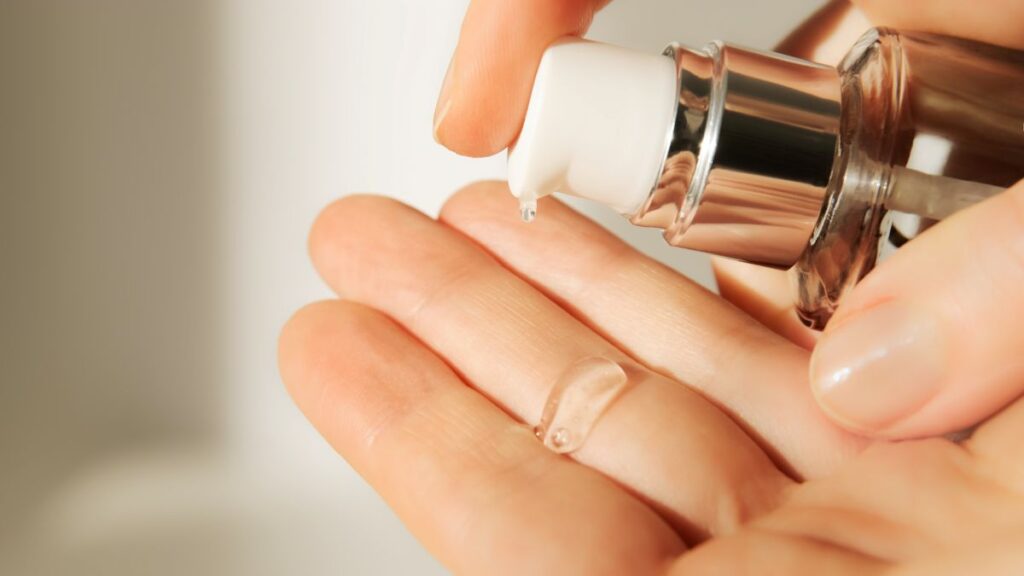ser de fata aplicat pe degete; cosmetica, frumusete 