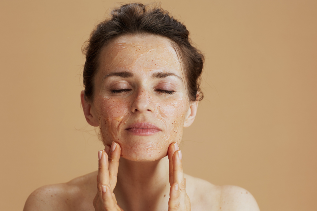 femeie cu scrub pe fata, exfoliere vara