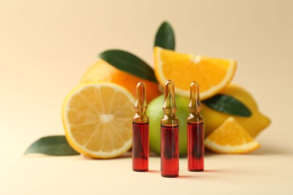 fiole cu Vitamina C si diverse citrice 