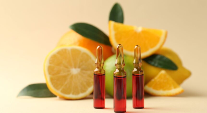 fiole cu Vitamina C si diverse citrice 