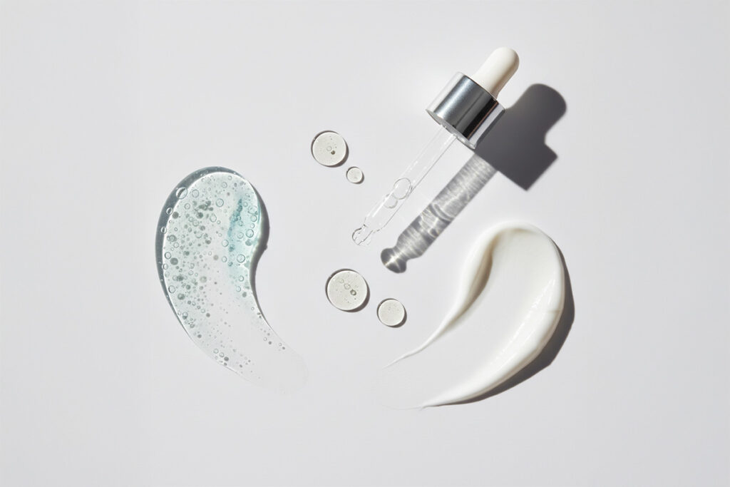 Texturi cosmetice ușoare și seruri, specifice produselor pentru ten acneic