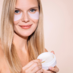 femeie cu patch pentru cearcane