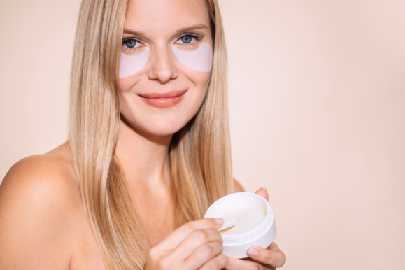 femeie cu patch pentru cearcane