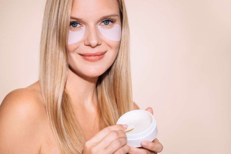 femeie cu patch pentru cearcane