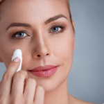 femeie aplica crema pe zona cearcanelor