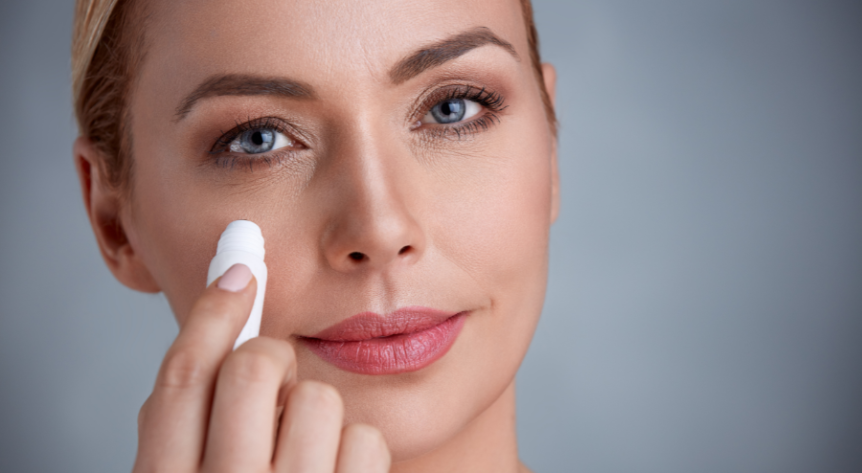 femeie aplica crema pe zona cearcanelor